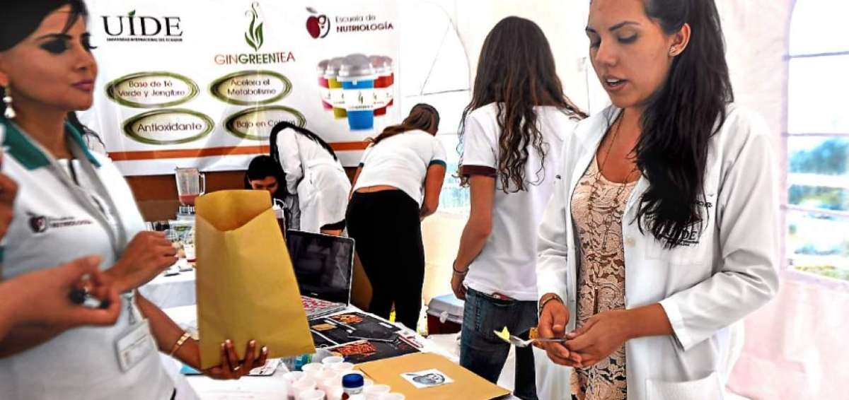 Estudiantes de tercer, quinto y s&eacute;ptimo semestre de la Escuela de Nutrici&oacute;n organizaron una feria sobre los alimentos funcionales y sus beneficios.