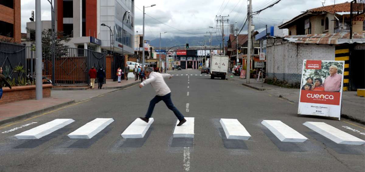 El paso peatonal en 3D es el primero que se ubica en las calles cuencanas, el objetivo es disminuir los accidentes de tr&aacute;nsito en la ciudad.