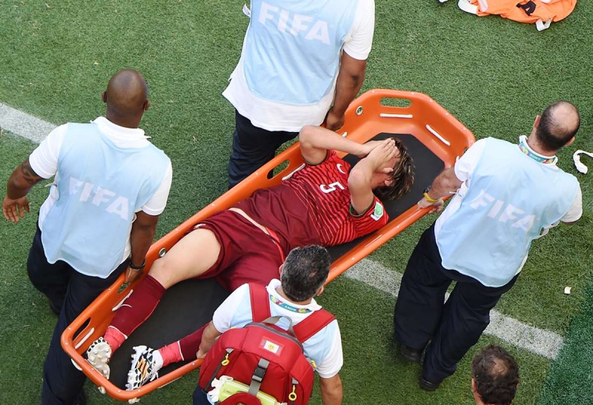 Coentr&atilde;o mientras es retirado en camilla del campo de juego ante Alemania. Foto: AFP