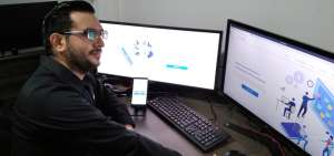 La aplicaci&oacute;n m&oacute;vil y web permite monitorear marcaciones de ingreso y salida, permisos, horas extras, entre otros.&nbsp;