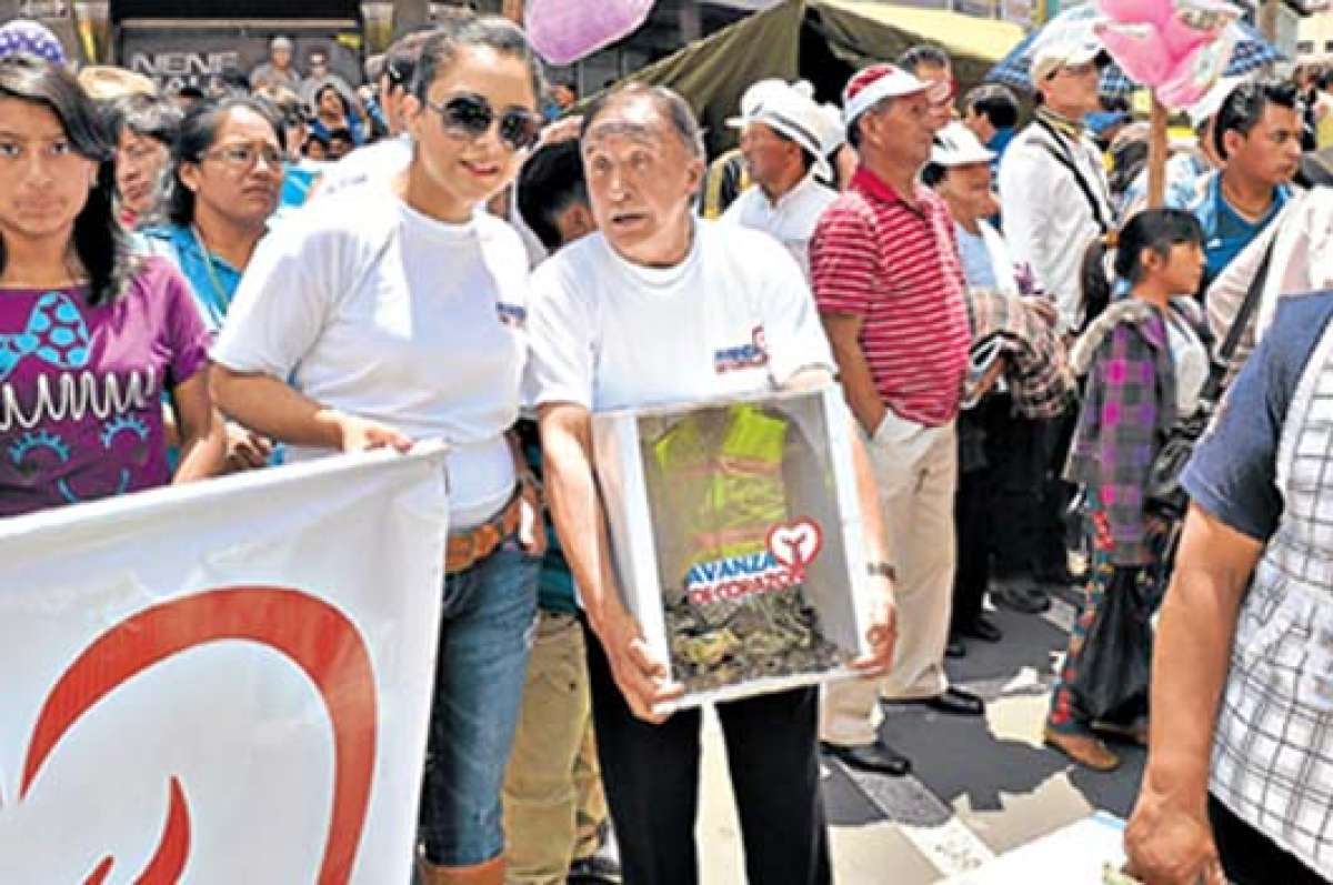 Dirigentes y comerciantes del mercado Sim&oacute;n Bol&iacute;var recorrieron veinticinco cuadras para recolectar fondos a favor de los damnificados. FOTO: ROBERTO CHAVEZ 