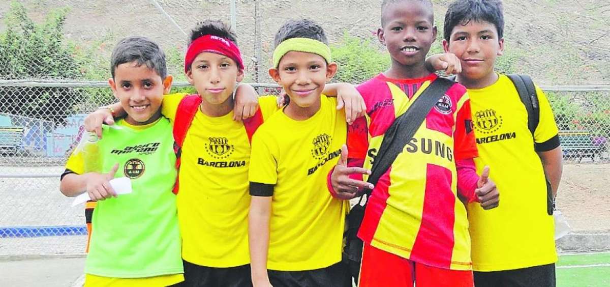 Desde los 8 a&ntilde;os, los ni&ntilde;os acuden a las escuelas a practicar y a demostrar sus habilidades con el bal&oacute;n.