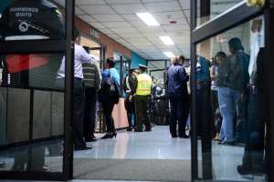 En una sala del segundo piso de la Corte Nacional de Justicia se ubicaron los testigos que declarar&aacute;n en la diligencia. Foto: &Aacute;lvaro P&eacute;rez / EL TEL&Eacute;GRAFO
