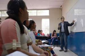 Daniel Mantilla ense&ntilde;a a un grupo de 80 estudiantes los temas de razonamiento verbal. Foto: Karly Torres | El  Telegrafo