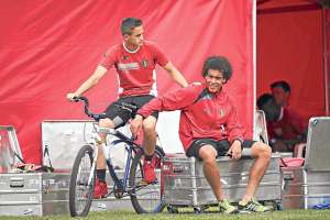 Adnan Januzaj (izq.), de 19 a&ntilde;os,y Axel Witsel, de 25 a&ntilde;os,  usaron bicicletas luego de la pr&aacute;ctica de B&eacute;lgica en Sao Paulo, previo al choque ante EE.UU. Foto: EFE.