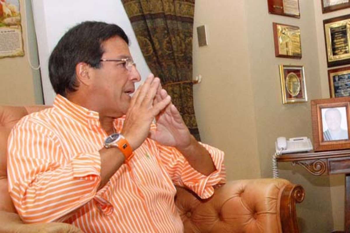 Nombre completo: Jimmy Jairala Vallazza. Profesi&oacute;n: Periodista profesional. Experiencia laboral: Ejerci&oacute; su profesi&oacute;n en los diarios El Universo y El Tel&eacute;grafo y en TC Televisi&oacute;n.