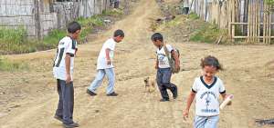 Un grupo de ni&ntilde;os rescat&oacute; a una cachorra de un basurero, en la cooperativa Sergio Toral, en el noroeste de Guayaquil. Ellos compartieron lo poco que ten&iacute;an. Foto: Alfredo Piedrah&iacute;ta / El Tel&eacute;grafo