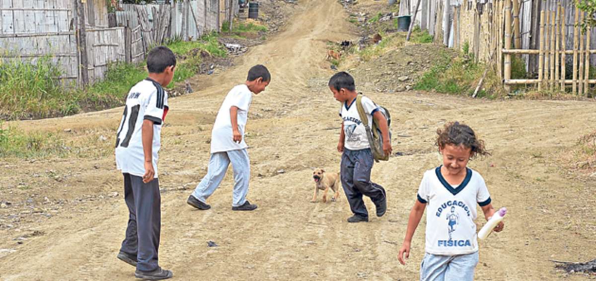 Un grupo de ni&ntilde;os rescat&oacute; a una cachorra de un basurero, en la cooperativa Sergio Toral, en el noroeste de Guayaquil. Ellos compartieron lo poco que ten&iacute;an. Foto: Alfredo Piedrah&iacute;ta / El Tel&eacute;grafo