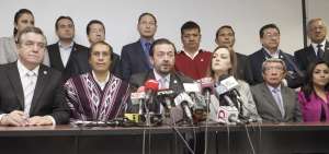 Fabricio Villamar (c) y a la izquierda el asamble&iacute;sta Pedro Curichumbi en una imagen de archivo. Ahora CREO se separa de los comentarios de su legislador de Chimborazo. 