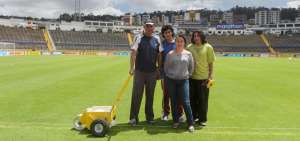 Juan Carlos Paredes (izq.), de Concentraci&oacute;n Deportiva de Pichincha, cont&oacute; ayer con la ayuda de sus tres hijos.  