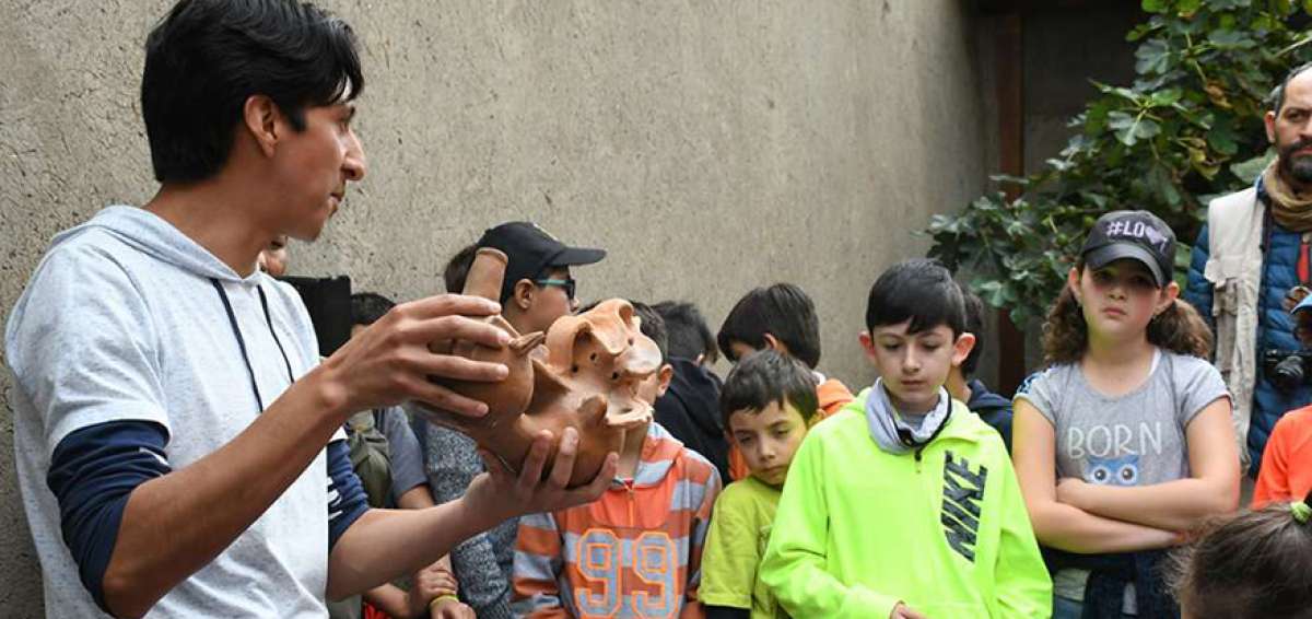 Los ni&ntilde;os pudieron observar y manipular fragmentos y piezas arqueol&oacute;gicas de cer&aacute;micas destinados a la investigaci&oacute;n y ense&ntilde;anza.