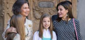 A la izquierda, Sof&iacute;a de Borb&oacute;n abraza a una de sus dos nietas, mientras la reina Letizia observa antes de impedir la foto en las afueras del templo.   