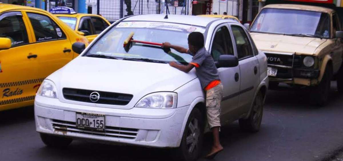 Limpiar los vidrios de los veh&iacute;culos es una de las actividades que realizan diariamente los chicos de la calle.