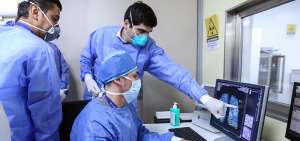 El vicepresidente de Ecuador, Otto Sonnenholzner, observando un software de &uacute;ltima tecnolog&iacute;a para detectar el coronavirus (COVID-19), en Quito, Ecuador.