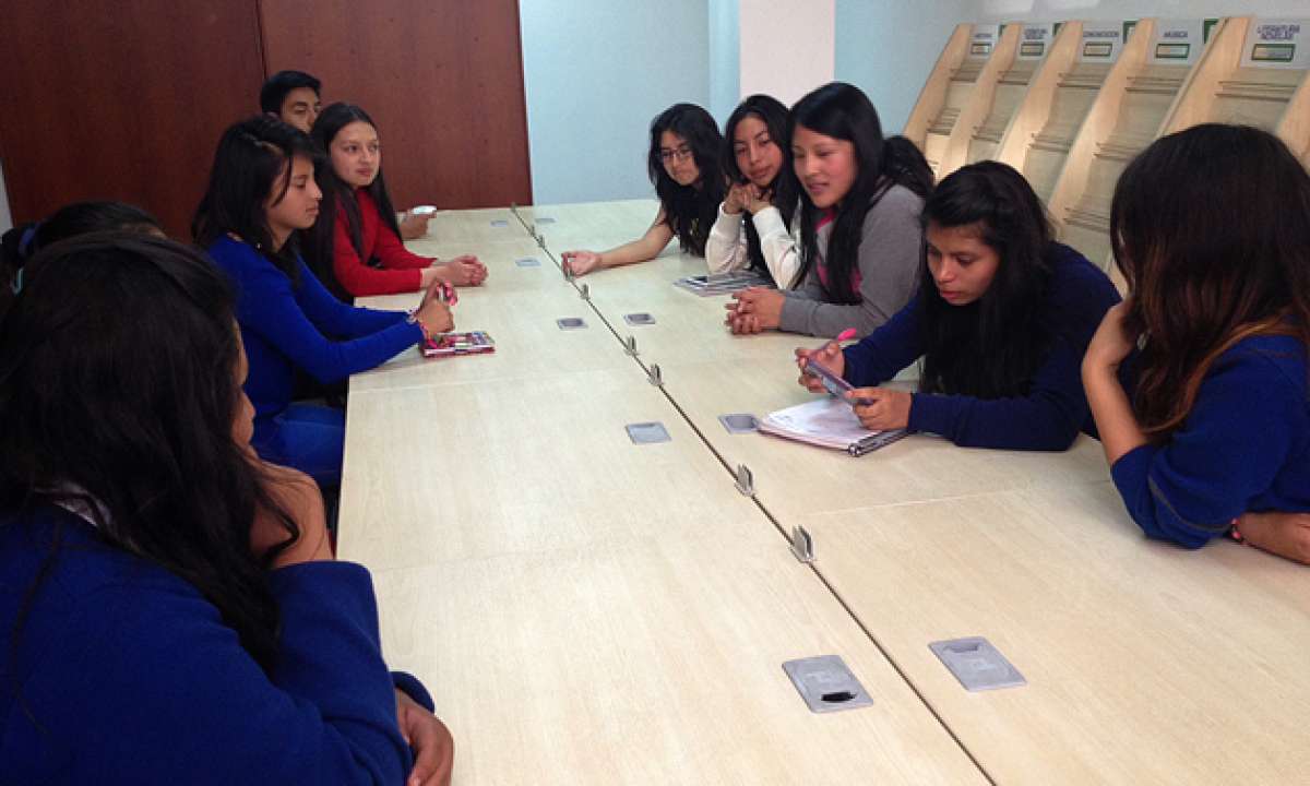 Tras una tarde ajetreada, las chicas del Club de Periodismo evaluaron inconvenientes y plantearon soluciones. Foto: Jose Miguel Castillo / El Tel&eacute;grafo