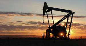Sector petrolero analizar&aacute; en diciembre reducir la producci&oacute;n de crudo