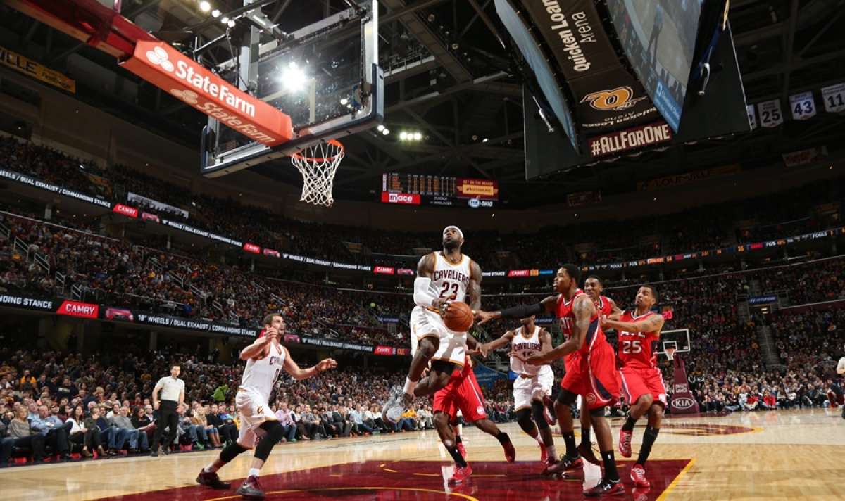 James logr&oacute; en la semana su primer &acute;triple-doble&acute; de la temporada 2014-2015 de la NBA. Foto: Agencia AFP