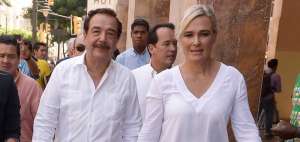 Jaime Nebot camin&oacute; por el centro de Guayaquil junto a Cynthia Viteri, luego de presentar la candidatura.