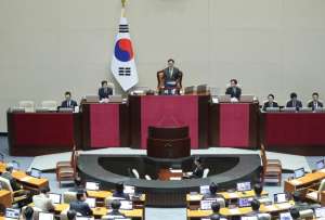 El presidente de Corea del Sur fue cesado por el parlamento. 