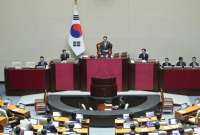 El presidente de Corea del Sur fue cesado por el parlamento. 