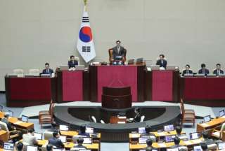El presidente de Corea del Sur fue cesado por el parlamento. 