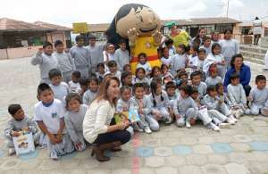 Los ni&ntilde;os de la Escuela Aurelio Aill&oacute;n Tamayo recibieron el &aacute;lbum "Mundialito". Foto: Santiago Aguirre/ El Tel&eacute;grafo