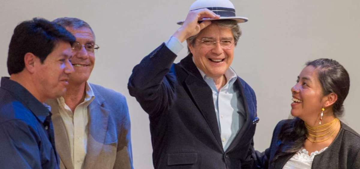 El precandidato Guillermo Lasso saluda a su llegada al evento pol&iacute;tico efectuado ayer en Quito, en el Colegio de Ingenieros Civiles de Pichincha.