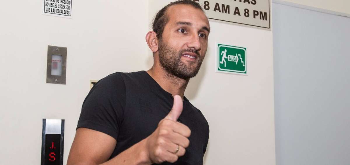 El delantero argentino Hern&aacute;n Barcos (i) asisti&oacute; ayer a la cl&iacute;nica Toa para cumplir con los chequeos m&eacute;dicos.