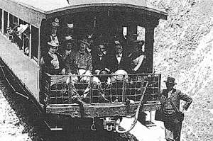 Exposici&oacute;n gr&aacute;fica sobre la historia del ferrocarril, en Ambato