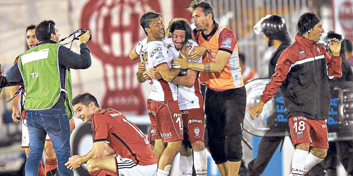 Los jugadores de Hurac&aacute;n festejan la clasificaci&oacute;n a la final de la Sudamericana, tras eliminar a River Plate. Foto: AFP