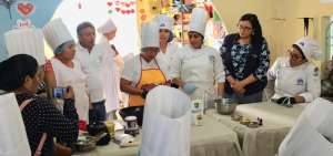 Los estudiantes que proceden de la Escuela de Gastronom&iacute;a de  de la Universidad de Guayaquil comparten sus conocimientos en las clases.