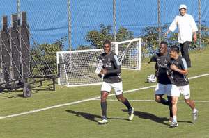 Jugadores de la selecci&oacute;n hondure&ntilde;a trotaban alrededor de la cancha, ayer, en el tercer entrenamiento en tierras brasile&ntilde;as.  Foto: EFE.