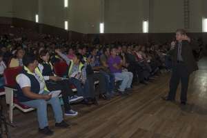 El encuentro se realiz&oacute; en el teatro del colegio 24 de Mayo. Foto: Miguel Jim&eacute;nez/ EL TEL&Eacute;GRAFO