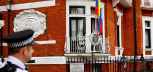 Fiscal&iacute;a realiza diligencia en embajada sobre pertenencias de Assange