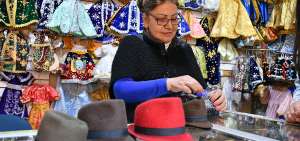 La artesana atiende en un bazar llamado Virgen del Cisne. Hasta ese lugar le llegan pedidos de personas que viven en EE.UU. y Espa&ntilde;a.