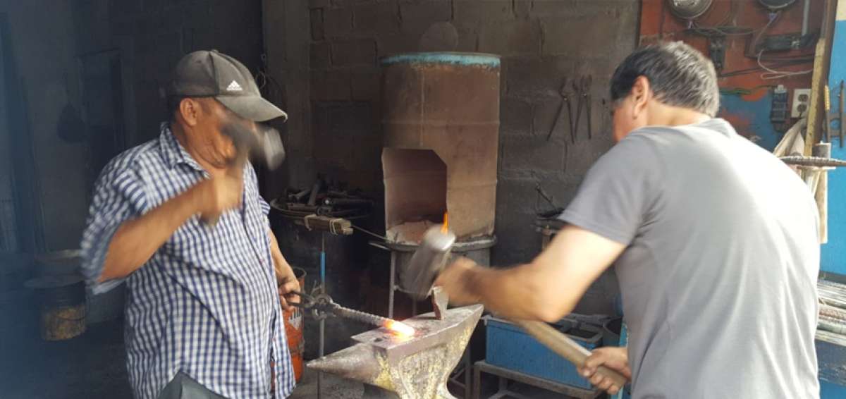Con mucha precisi&oacute;n y fuerza se elaboran herramientas para la construcci&oacute;n. Los obreros son los principales clientes.