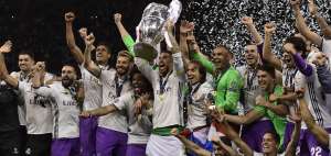 Los jugadores del Madrid celebran el bicampeonato en la Champions; el club  no ganaba desde hace 59 a&ntilde;os la liga local y la Champions en el mismo a&ntilde;o.