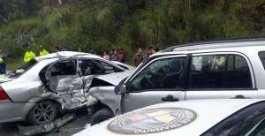 Triple choque en v&iacute;a Cuenca-Gualaceo deja un muerto y 2 heridos