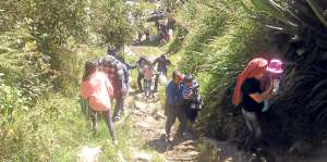 Una larga caminata por un sendero les conduce hasta el santuario del Se&ntilde;or de Andacocha, en Azuay. Foto: Rodrigo Matute/El Tel&eacute;grafo