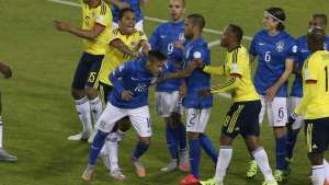 Momentos en los que Neymar Jr. protagonizaba los problemas ante Colombia.
