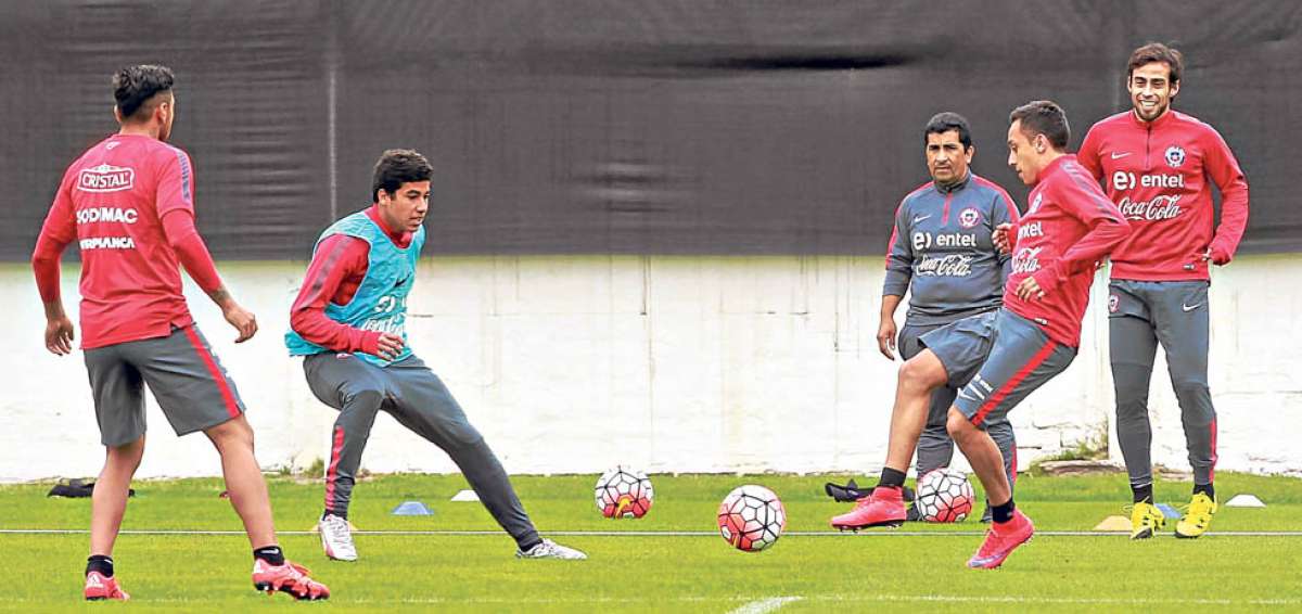 La selecci&oacute;n chilena volvi&oacute; ayer a los entrenamientos en el complejo Juan Pinto Dur&aacute;n, donde permanecer&aacute;n hasta ma&ntilde;ana cuando viajen a Lima. Foto: AFP