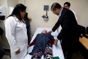 El presidente Rafael Correa, durante su recorrido por el hospital Pablo Arturo Su&aacute;rez de Quito. Foto: Presidencia 