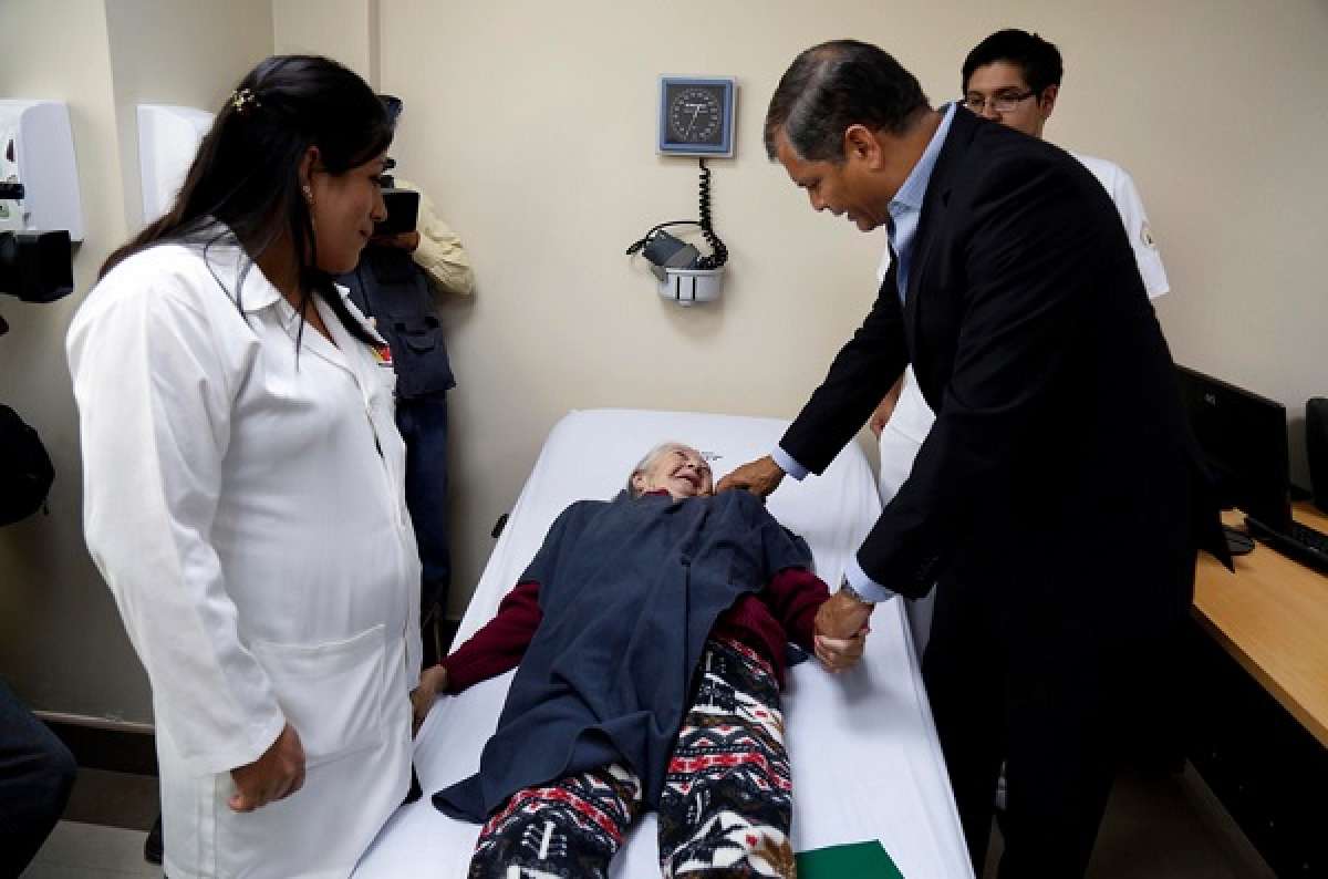 El presidente Rafael Correa, durante su recorrido por el hospital Pablo Arturo Su&aacute;rez de Quito. Foto: Presidencia 