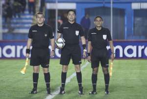Espinel (c) ser&aacute; el juez central de la final de ida en el estadio Reales Tamarindos. Foto: @FEFecuador