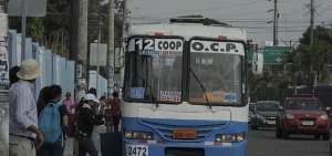 Una vez que los agentes se retiraron, un bus de la l&iacute;nea 12 circul&oacute; con una de las compuertas abiertas por la avenida Kennedy.