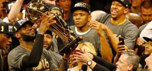Lebron James domina en las dos canchas: b&aacute;squet y pol&iacute;tica