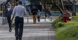 Muchos de los venezolanos en Ecuador viven de la venta ambulante de productos y alimentos. El estado de excepci&oacute;n no les permite trabajar.