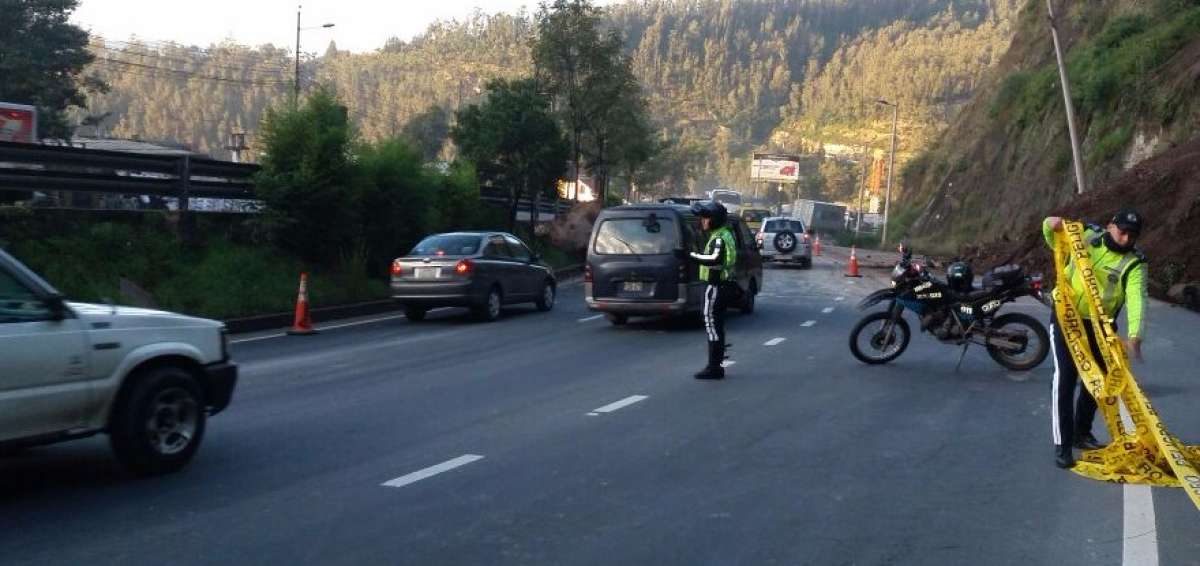Personal retira las cintas de precauci&oacute;n en la zona de deslave.