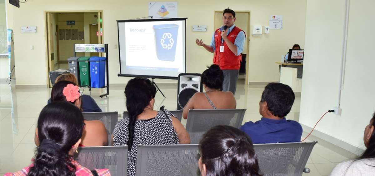 Trabajadores del &aacute;rea de atenci&oacute;n al usuario capacitan a los familiares de los pacientes para que realicen un adecuado dep&oacute;sito de basura.