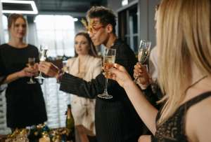 Aunque el ambiente festivo invita a la relajaci&oacute;n, las fiestas empresariales no dejan de ser una extensi&oacute;n de la vida laboral.